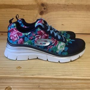 Sketchers Fashion Fit women’s size 6
